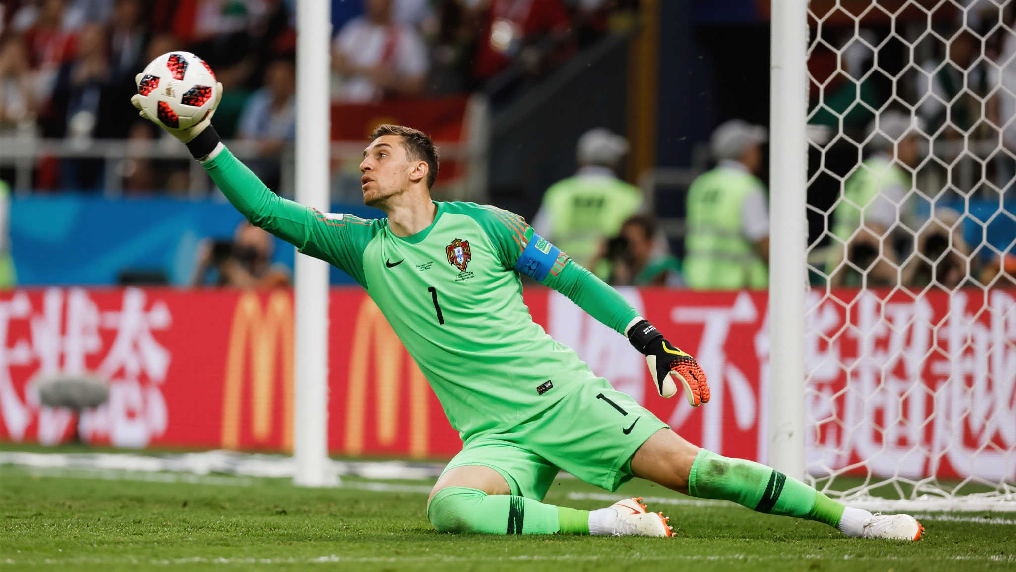 33岁足坛悍将疯狂救主:单场10扑助皇马取胜,赛后怒怼队友 这并非他职业生涯中的首次亮眼表现,但毫无疑问,当日